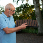 Björn visar frön i pluggar